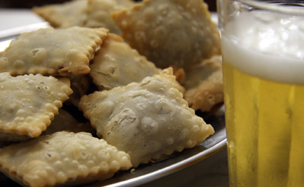 The minipasteis de feijão with cold beer from Bar do Mineiro (image taken from venue's website).
